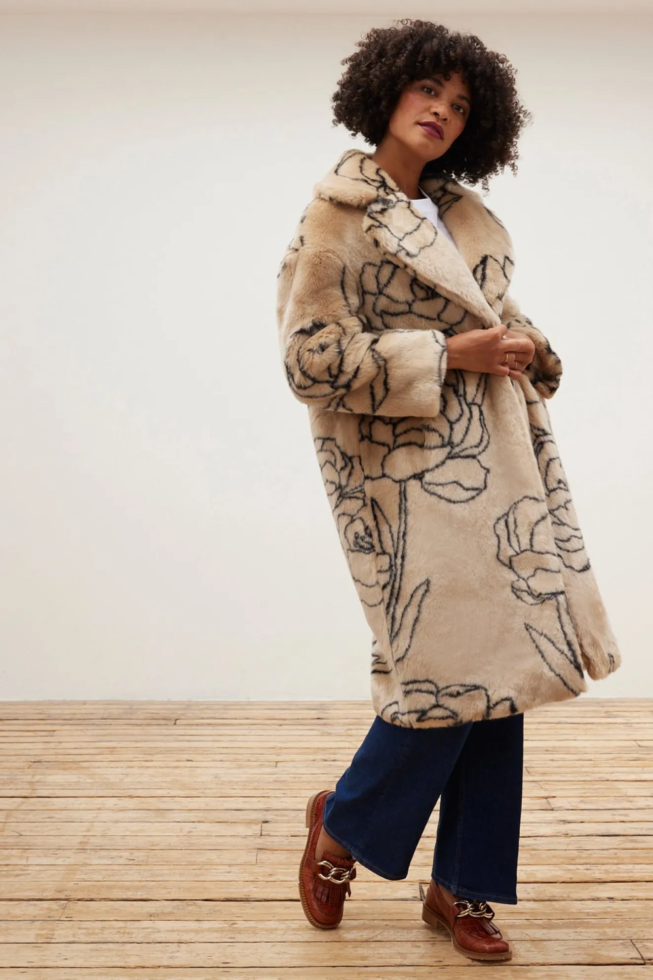 Jakke Katie Roses Cream Long Faux Fur Coat