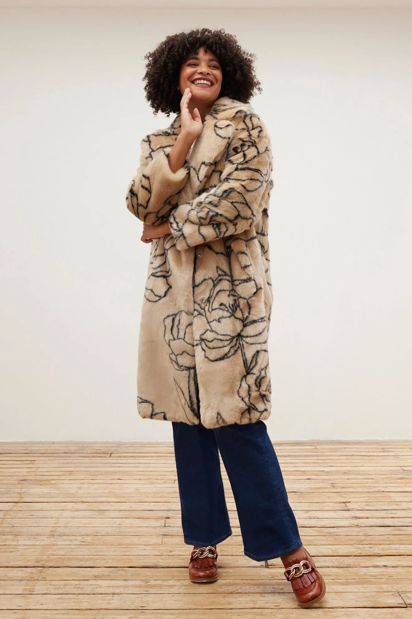 Jakke Katie Roses Cream Long Faux Fur Coat