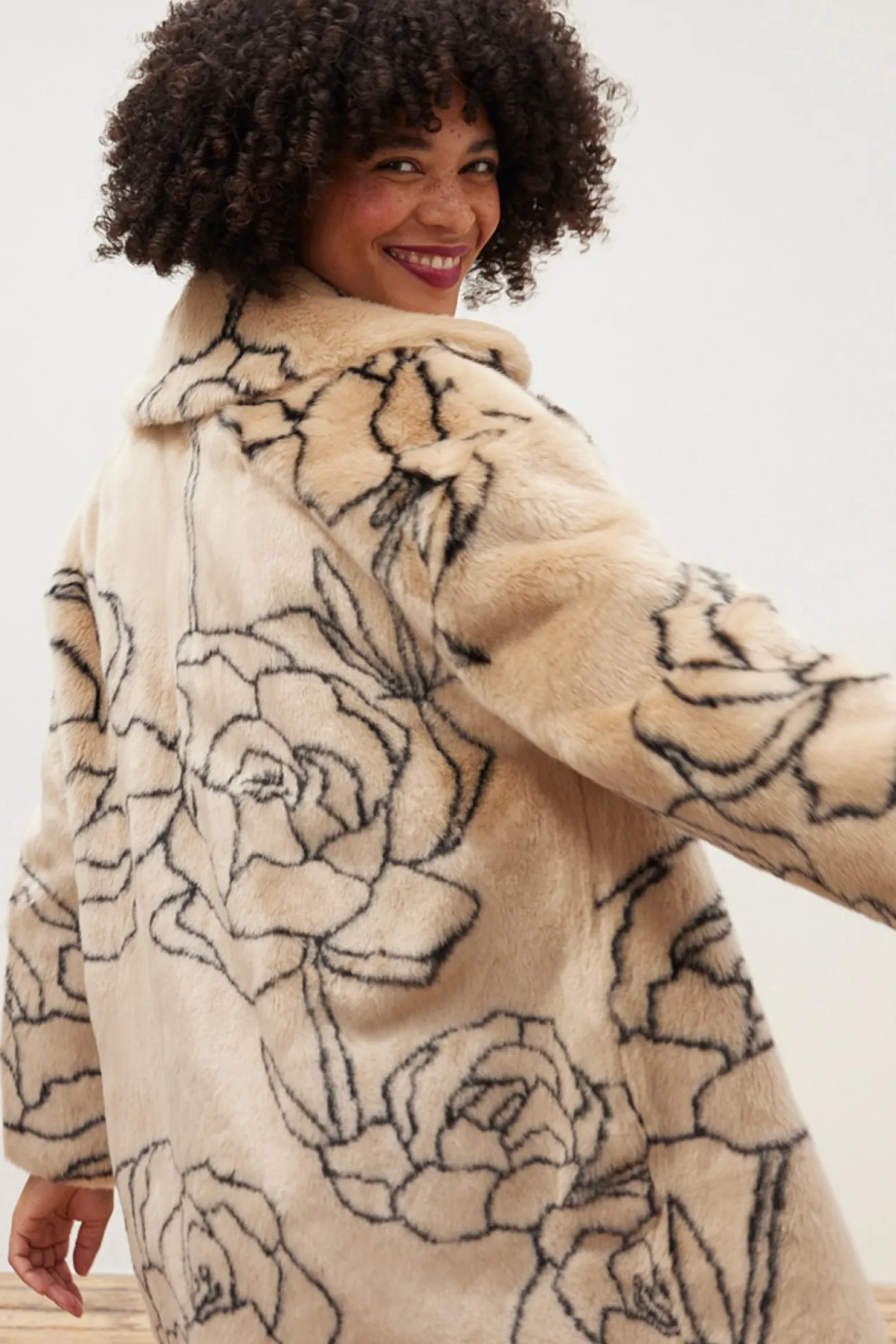 Jakke Katie Roses Cream Long Faux Fur Coat