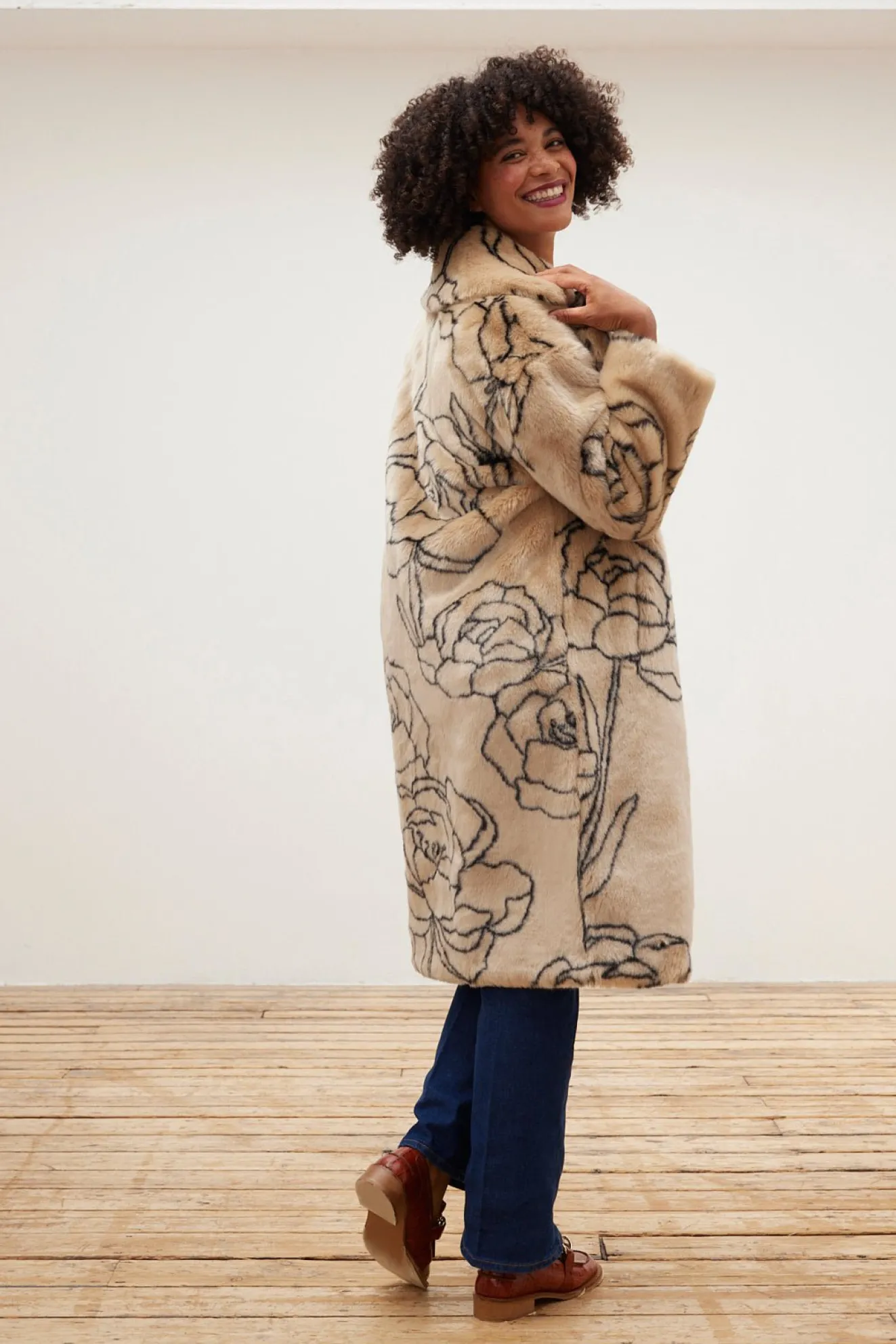 Jakke Katie Roses Cream Long Faux Fur Coat