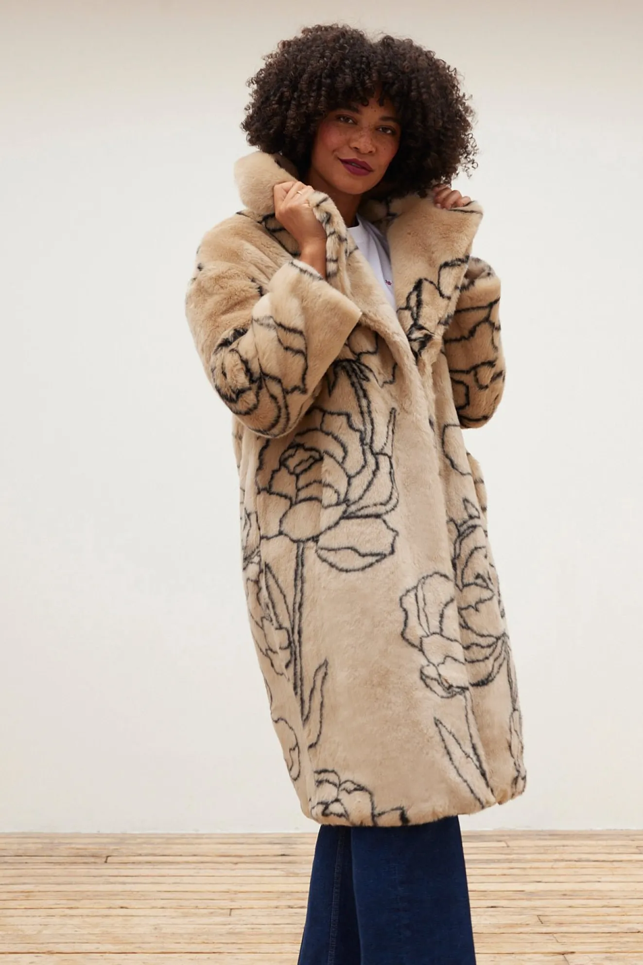 Jakke Katie Roses Cream Long Faux Fur Coat