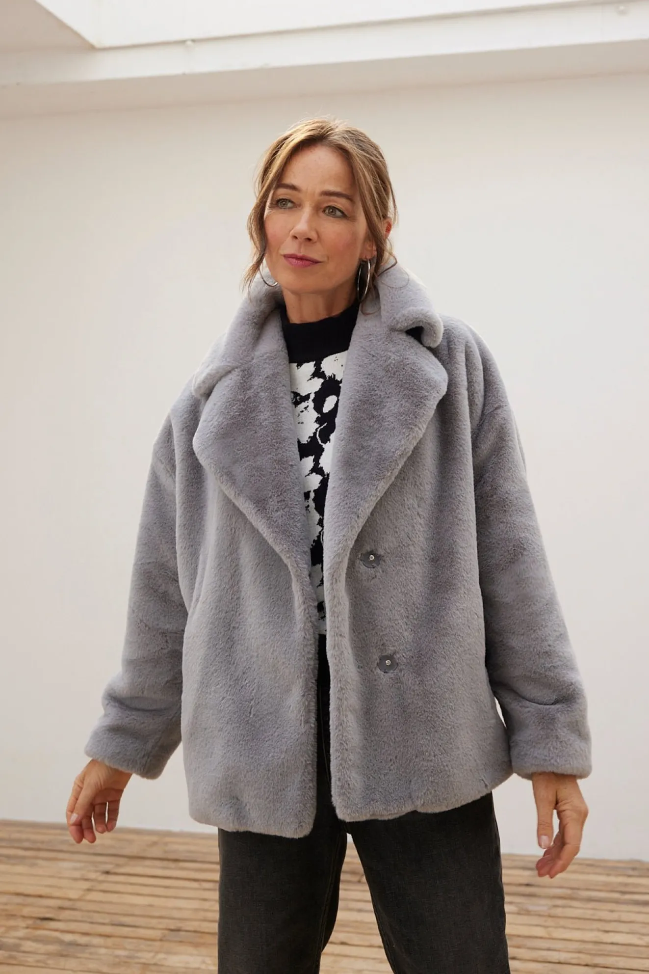 Jakke Rita Grey Short Faux Fur Coat