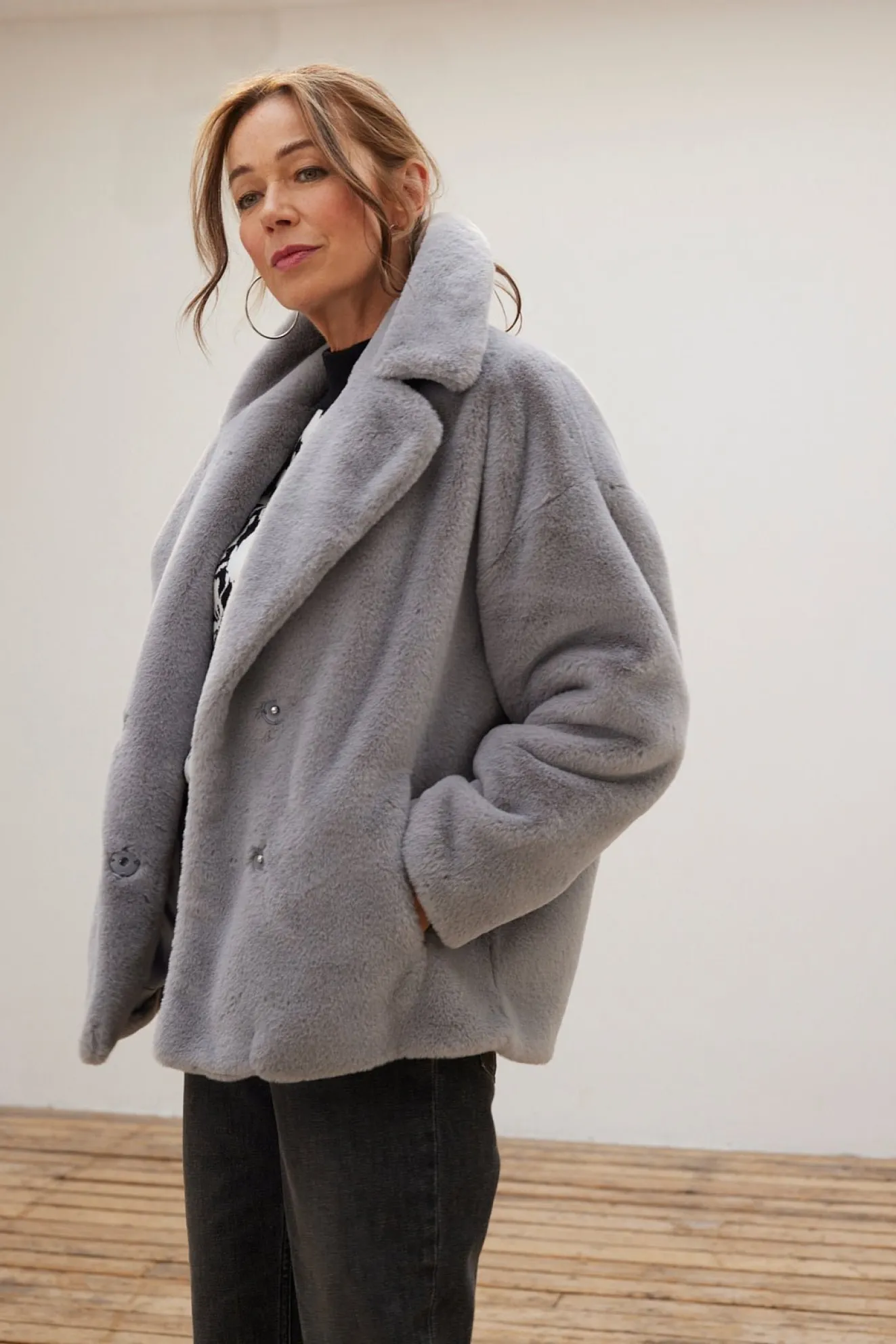 Jakke Rita Grey Short Faux Fur Coat