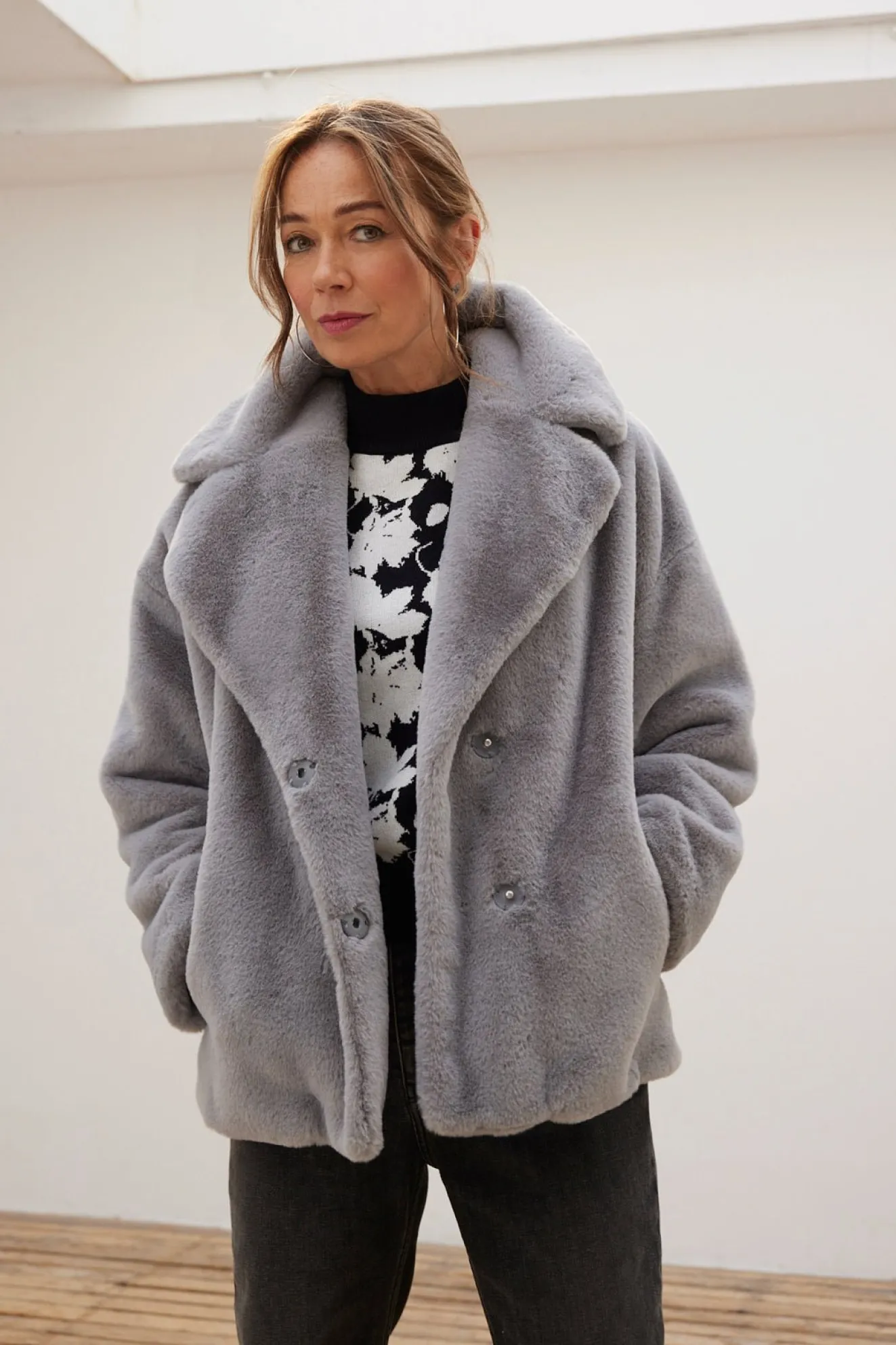 Jakke Rita Grey Short Faux Fur Coat