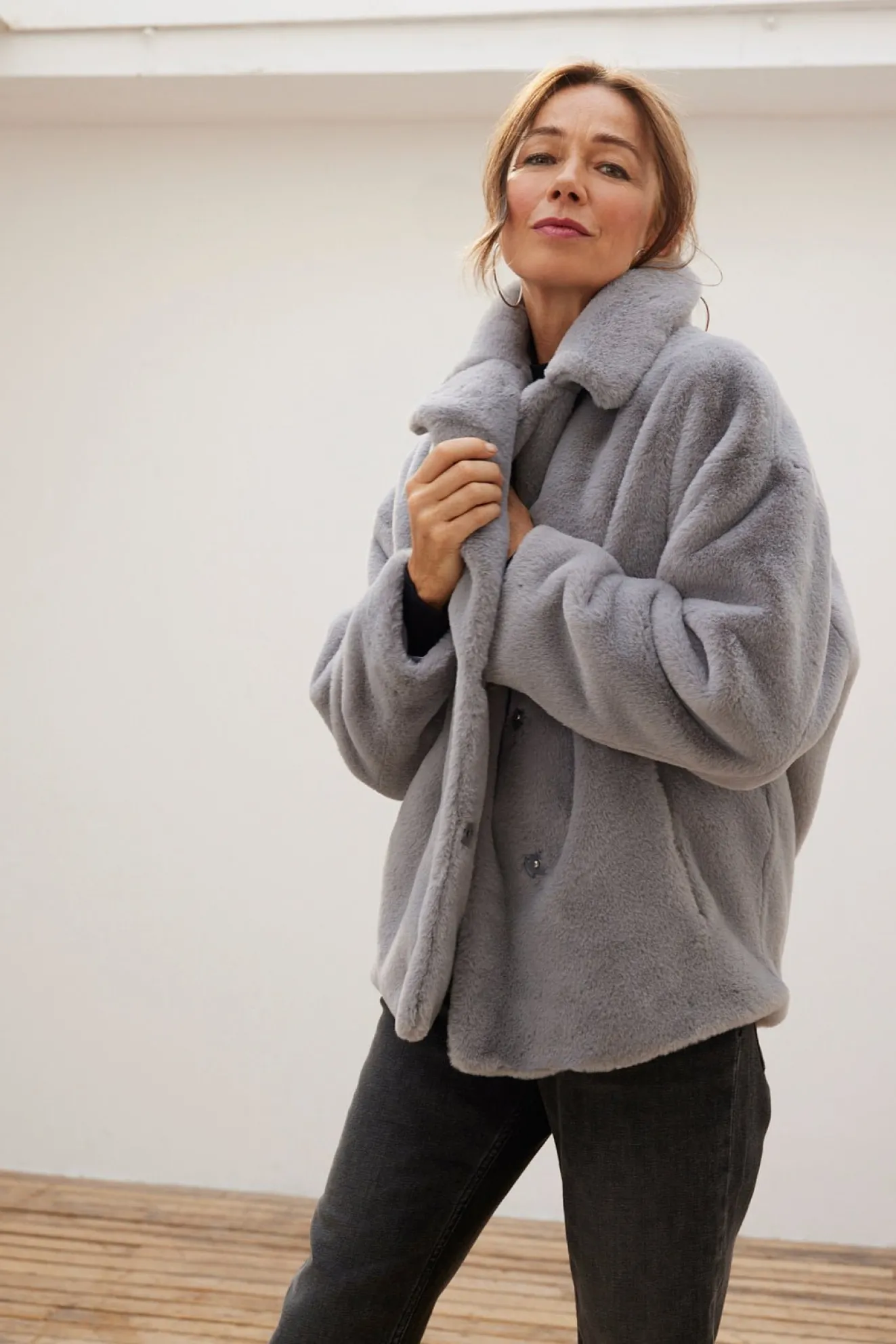 Jakke Rita Grey Short Faux Fur Coat