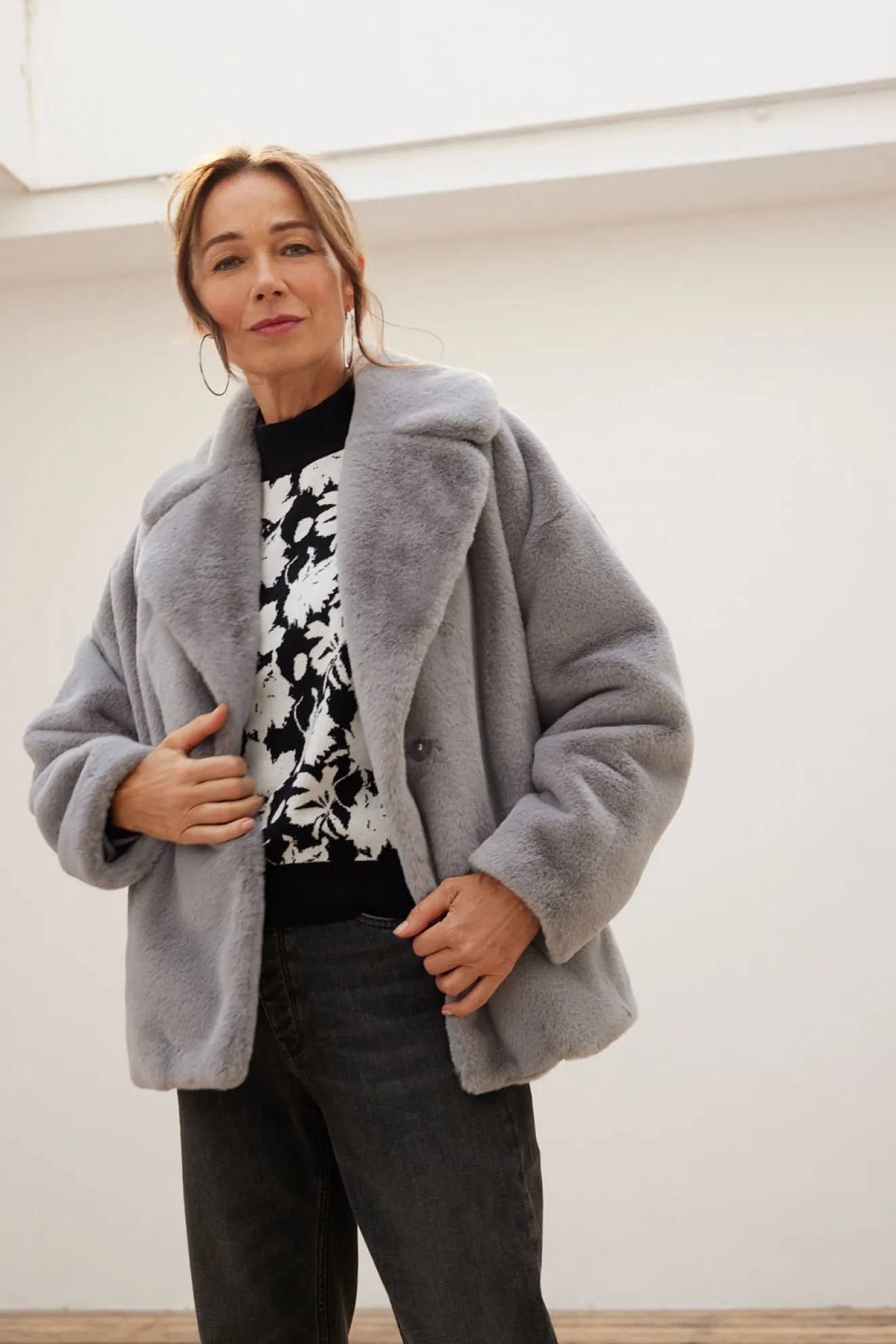 Jakke Rita Grey Short Faux Fur Coat
